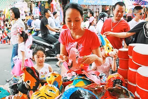 Vẫn còn nhiều người quan tâm đến đồ chơi Trung thu truyền thống. Ảnh: MINH LÊ