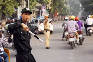 Các lực lượng chức năng điều hành giao thông trong giờ cao điểm. Ảnh: Duy Linh