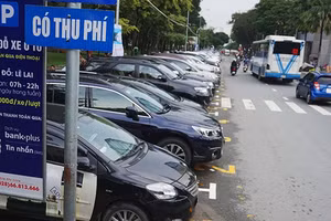 Thu phí đỗ xe vẫn còn nhiều điểm bất cập.