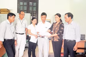 Cán bộ Ủy ban MTTQ phường Giang Biên (quận Long Biên) thảo luận việc triển khai giám sát, nhận xét đảng viên hai chiều tại nơi cư trú. Ảnh: TUỆ PHƯƠNG