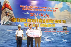 Đại diện Vùng 2 Hải quân nhận biểu trưng kinh phí hỗ trợ trang bị hệ thống bình lọc nước từ đại diện Satra.