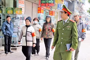 Công an phường Hàng Bài (quận Hoàn Kiếm) phối hợp lực lượng bảo vệ dân phố, tự quản chuyên trách thường xuyên tuần tra, nhắc nhở các hộ kinh doanh không lấn chiếm vỉa hè, lòng đường. Ảnh: NGÂN HẠ