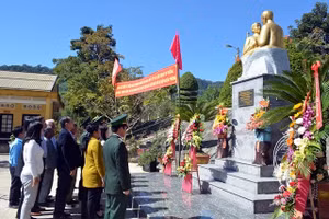 Các đại biểu dâng hoa tại tượng đài “Bác Hồ với Chiến sĩ Biên phòng”.
