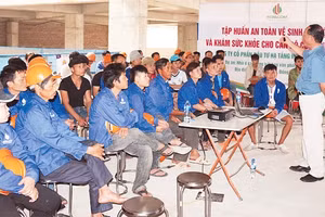 Sở Lao động - Thương binh và Xã hội phối hợp Công ty cổ phần Đầu tư Hạ tầng Intracom tập huấn về an toàn, vệ sinh lao động và khám sức khỏe cho công nhân. Ảnh: HOÀI THU