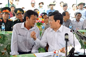 Chủ tịch nước nói chuyện với một ngư dân Lý Sơn kiên cường bám biển. (Ảnh: Internet)