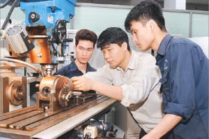 Mùa tuyển sinh năm nay cho thấy, chưa có nhiều dấu hiệu tích cực cho đào tạo cao đẳng. Trong ảnh: Giờ thực hành ở Trường cao đẳng nghề Vĩnh Phúc.
