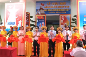 Cắt băng khai mạc triển lãm tư liệu về Hoàng Sa, Trường Sa tại huyện Cần Đước, tỉnh Long An.