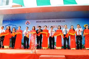 Các đại biểu cắt băng khai trương Trung tâm Sàng lọc chẩn đoán trước sinh và sơ sinh Bắc miền trung