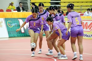 Đội nữ Chinlone đoạt Huy chương vàng đầu tiên cho Mi-an-ma.