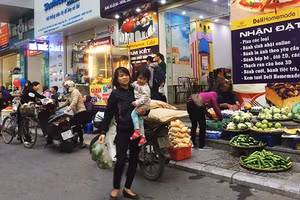 Hàng quán bủa vây chung cư khiến cuộc sống nơi đây có phần ngột ngạt.