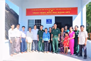 Lãnh đạo Bộ chỉ huy BĐBP tỉnh và Ủy ban MTTQ tỉnh Sóc Trăng cùng chính quyền địa phương, đồn biên phòng bàn giao nhà Đại đoàn kết cho bà Ngô Thị Liễu, xã Lạc Hòa, TX Vĩnh Châu.