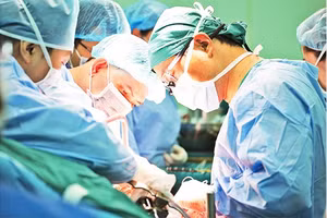 Các bác sĩ phẫu thuật ghép gan cho người bệnh.