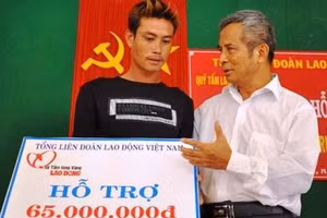 Tổng Liên đoàn lao động Việt Nam trao tiền hỗ trợ cho ngư dân bị nạn ở vùng biển Hoàng Sa.