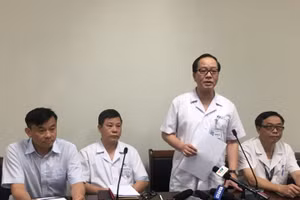 PGS, TS Trần Minh Điển, Phó Giám đốc Bệnh viện Nhi Trung ương cung cấp thông tin cho báo chí sáng 16-9.