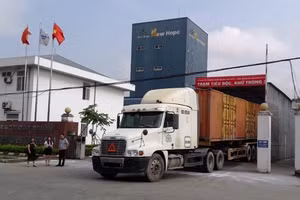 Tiêu độc, khử trùng phương tiện chở thức ăn chăn nuôi từ cơ sở sản xuất.