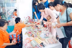 Gian hàng những sản phẩm do nạn nhân nhiễm chất độc da cam /đi-ô-xin sản xuất luôn được công chúng ủng hộ.