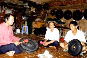 Hồn mường bản trong bóng nhà sàn cổ.