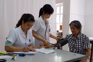 Thiếu hụt bác sĩ tại các trạm y tế xã khó thu hút được người dân tin tưởng khám chữa bệnh ở tuyến này. 