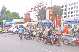 Cổng Bệnh viện Bệnh Nhiệt Đới trở thành chợ bán hàng rong, ảnh hưởng nghiêm trọng đến giao thông.