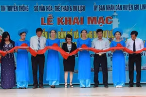 Cắt băng triển lãm bản đồ và tư liệu về Hoàng Sa, Trường Sa tại thị trấn Cửa Việt, huyện Gio Linh (Quảng Trị).
