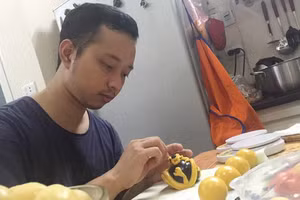 Quá trình sản xuất bánh Trung thu handmade hoàn toàn thủ công.