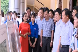 Các đại biểu cùng quần chúng nhân dân nghe giới thiệu tư liệu, hình ảnh về hai quần đảo Hoàng Sa, Trường Sa của Việt Nam.