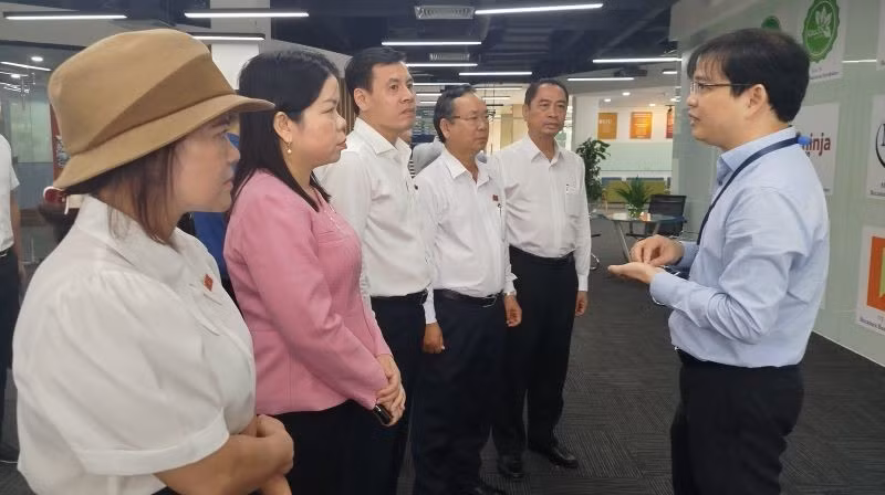 Tiến sĩ Ngô Minh Đức, Hiệu trưởng Trường Đại học Quốc tế Miền Đông (bên phải) giới thiệu Hệ sinh thái Đổi mới sáng tạo tại trường với các Đại biểu Quốc hội Thành phố Hồ Chí Minh.