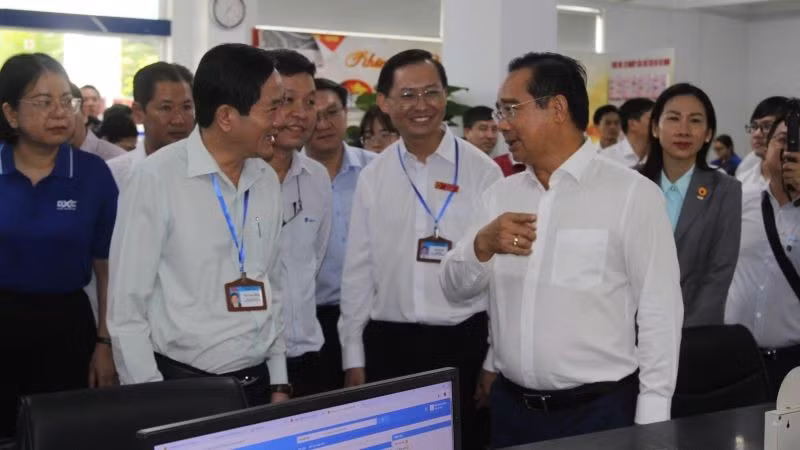 Chủ tịch Ủy ban nhân dân Thành phố Hồ Chí Minh Nguyễn Văn Được kiểm tra hoạt động tại Trung tâm phục vụ hành chính công phường Dĩ An. 