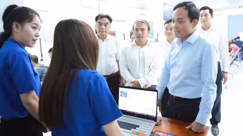Bí thư Thành ủy Thành phố Hồ Chí Minh Trần Lưu Quang khảo sát tại Trung tâm phục vụ hành chính công phường Bình Dương. 
