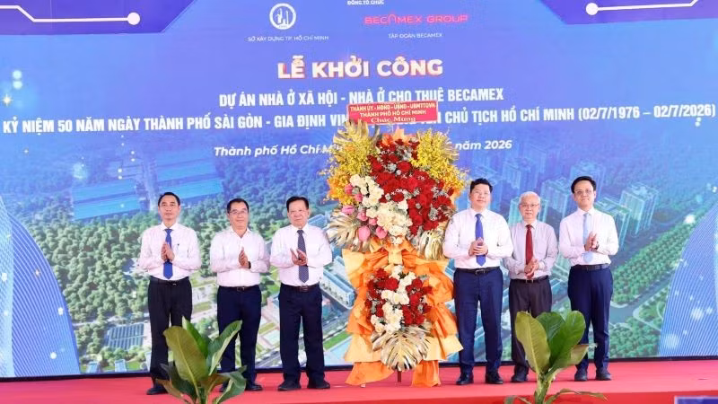 Lãnh đạo Ủy ban nhân dân Thành phố Hồ Chí Minh trao tặng hoa chúc mừng lễ khởi công. 