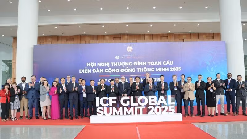Lãnh đạo Thành phố Hồ Chí Minh chụp hình lưu niệm cùng các đại biểu dự hội nghị.