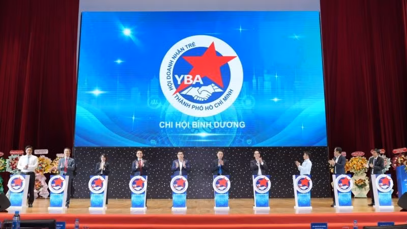 Các đại biểu thực hiện nghi thức ra mắt Chi hội Bình Dương.