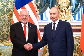Tổng thống Nga Vladimir Putin (phải) và Quốc vương Malaysia Sultan Ibrahim hội đàm tại Điện Kremlin. (Ảnh: KREMLIN.RU)