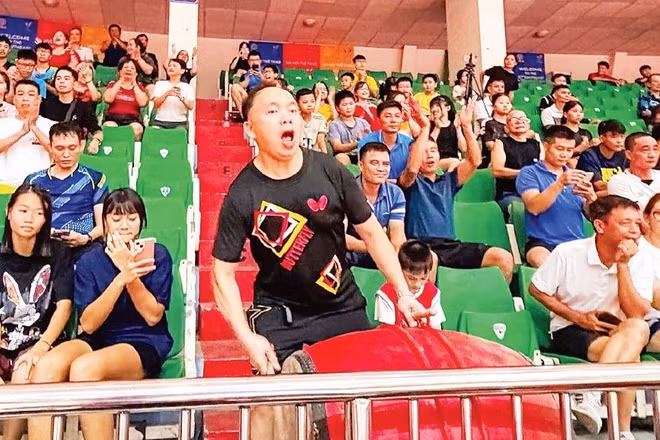 Khán giả Hải Phòng cổ vũ cho đội nhà tại Giải vô địch bóng bàn quốc gia Báo Nhân Dân lần thứ 44. (Ảnh: BẢO LONG)