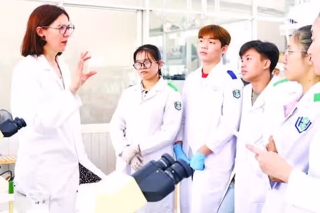 Giáo sư Emilie Allard-Vannier, Đại học Tours (Pháp) hướng dẫn sinh viên Trường đại học Khoa học Sức khỏe (Đại học Quốc gia Thành phố Hồ Chí Minh) làm thí nghiệm. (Ảnh: UHS) 