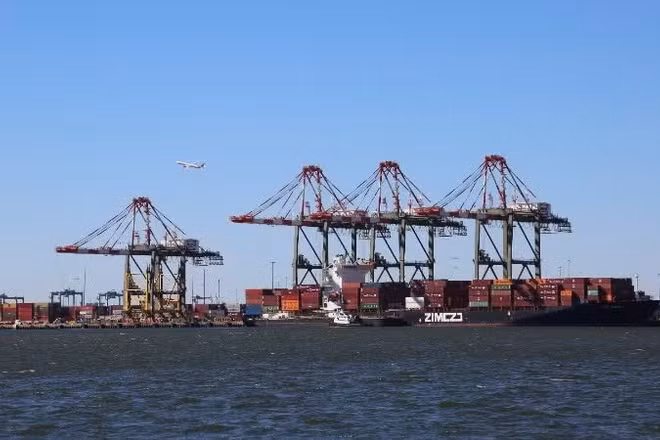 Cảng hàng hóa ở New Jersey, Mỹ. (Ảnh: THX/TTXVN) 