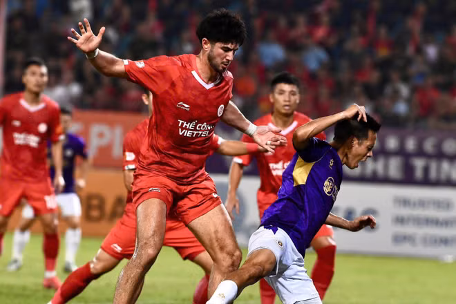 Hà Nội FC (áo tím) hòa Thể Công Viettel 1-1. (Ảnh: TRẦN HẢI)