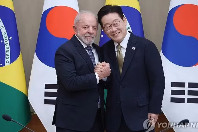 Tổng thống Lee Jae Myung (phải) và Tổng thống Brazil Luiz Inacio Lula da Silva chụp ảnh lưu niệm trước thềm cuộc hội đàm thượng đỉnh tại Phủ Tổng thống Cheong Wa Dae ở Seoul vào ngày 23/2/2026. (Ảnh: Yonhap)