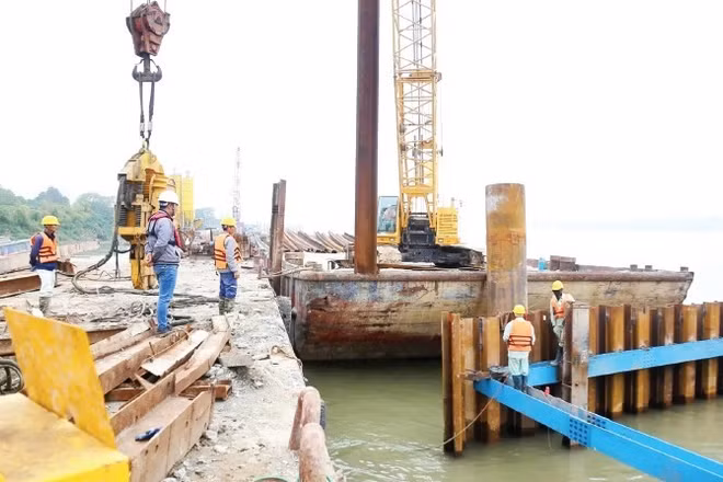 Các nhà thầu tập trung thi công, đẩy nhanh tiến độ dự án cầu Trần Hưng Đạo. (Ảnh: QUỐC TOẢN)