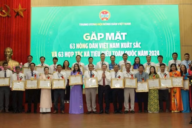 Đồng chí Lương Quốc Đoàn, Ủy viên Trung ương Đảng, Chủ tịch Ban Chấp hành Trung ương Hội Nông dân Việt Nam tặng bằng khen cho 63 nông dân xuất sắc năm 2024.