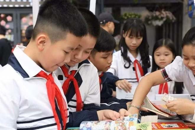Phố sách trở thành địa chỉ quen thuộc trong hoạt động tham quan, trải nghiệm của học sinh.