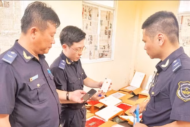 Một vụ buôn lậu điện thoại di động được lực lượng hải quan phát hiện, bắt giữ năm 2025. (Ảnh: Cục Hải quan Việt Nam)