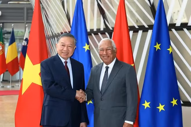 Chủ tịch Hội đồng châu Âu Antonio Costa đón Tổng Bí thư, Chủ tịch nước Tô Lâm. (Ảnh: TTXVN) 