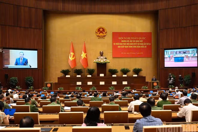 Sáng 29/7, tại Hà Nội, Bộ Chính trị, Ban Bí thư tổ chức Hội nghị toàn quốc nghiên cứu, học tập, quán triệt và triển khai thực hiện Nghị quyết Hội nghị lần thứ ba Ban Chấp hành Trung ương Đảng khóa XIV.