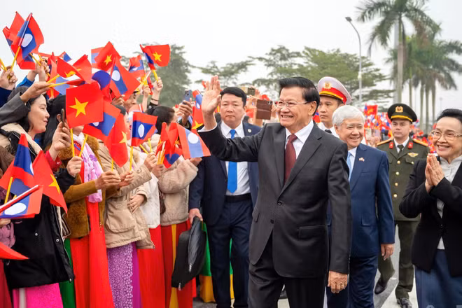 Lễ đón Tổng Bí thư Ban Chấp hành Trung ương Đảng Nhân dân cách mạng Lào, Chủ tịch nước Cộng hòa Dân chủ Nhân dân Lào Thongloun Sisoulith và Phu nhân tại sân bay quốc tế Nội Bài.