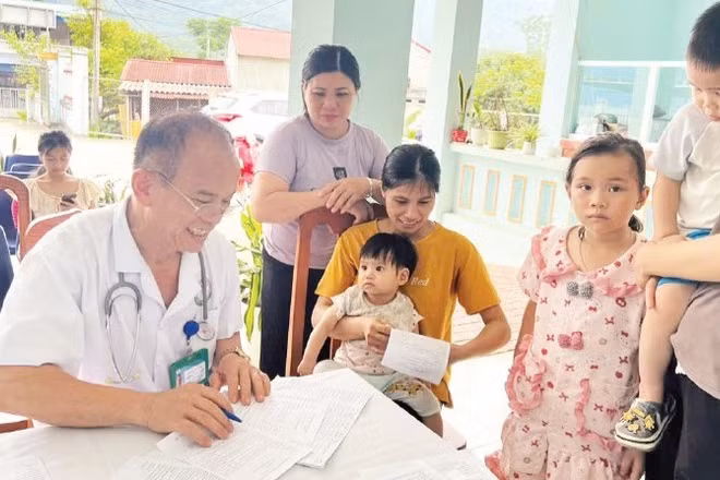 Khám và cho trẻ uống Vitamin A tại Trạm Y tế xã Bạch Thông. (Ảnh: TUẤN SƠN)