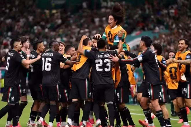 Các tuyển thủ Mexico ăn mừng khi giành tấm vé đi tiếp. (Ảnh: FIFA)
