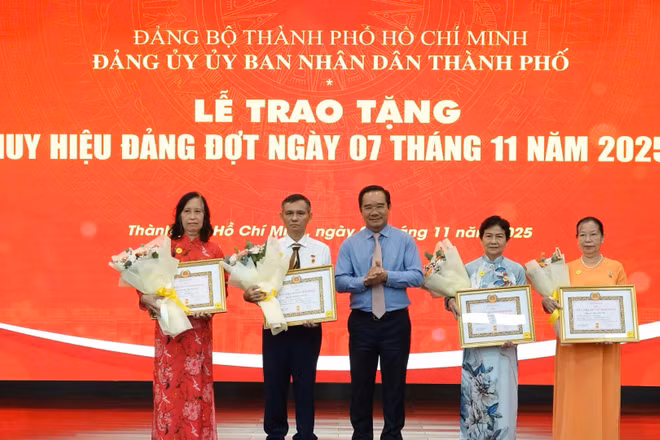 Đồng chí Nguyễn Văn Được, Ủy viên Trung ương Đảng, Phó Bí thư Thành ủy, Chủ tịch Ủy ban nhân dân Thành phố Hồ Chí Minh trao Huy hiệu Đảng cho các đảng viên tròn tuổi Đảng.