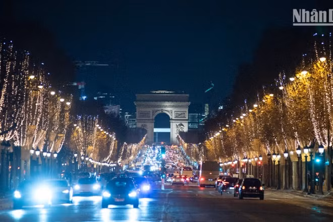 Champs-Élysées luôn là tâm điểm thu hút người dân và khách du lịch.
