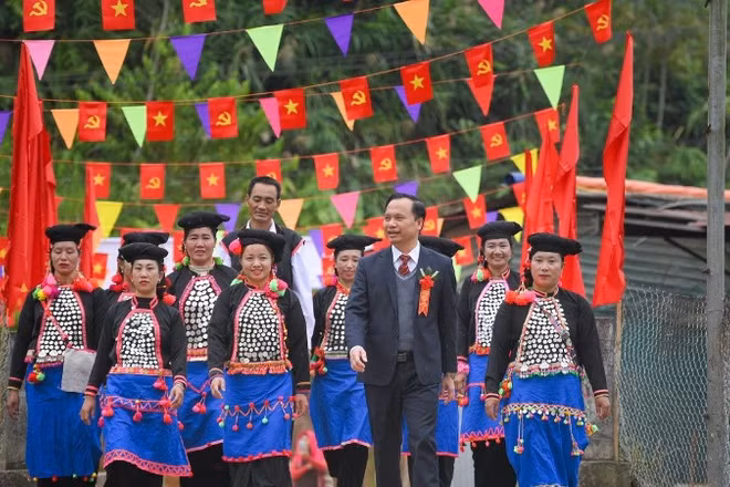 Đồng chí Tạ Văn Sơn, Bí thư Đảng ủy xã Mường Nhé chung vui cùng bà con dân tộc Si La ở bản Nậm Sin trong Lễ đón bằng công nhận di sản văn hóa phi vật thể quốc gia là Lễ mừng cơm mới của dân tộc Si La. (Ảnh: MAI GIÁP)
